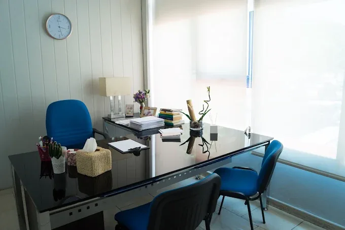 Persona pensativa en una sala iluminada